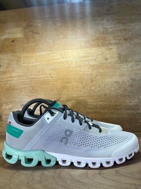 On CloudFlow REFLECTIVE Womens Size 9 Running Shoes Sneakers Glacier Creek